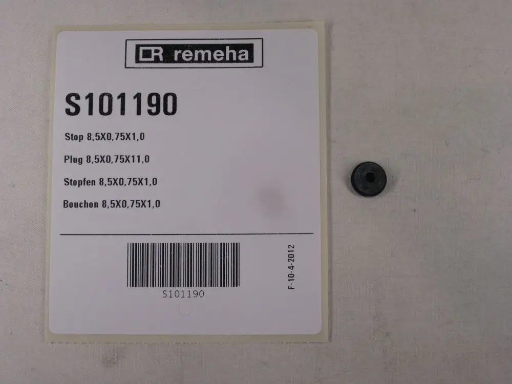 Schwarzer Stopfen neben Produktlabel von Remeha, das Artikel S101190 zeigt. Auf dem Label sind verschiedene Begriffe in deutscher und französischer Sprache aufgelistet.